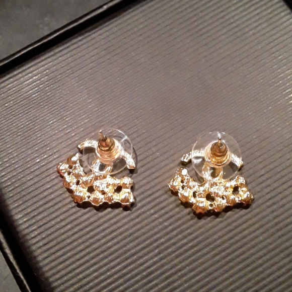 gold color earrings - Picture 2 of 3